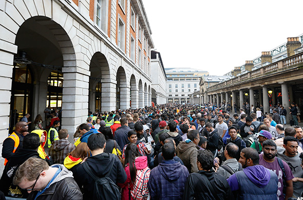 137392d1411145255t-people-go-nuts-over-iphone-6-gigantic-crowds-everywhere-iphone6-london.jpg