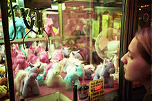 220px-A_Claw_Crane_game_machine_containing_unicorn_plushes_in_Trouville,_France,_Sept_2011.jpg
