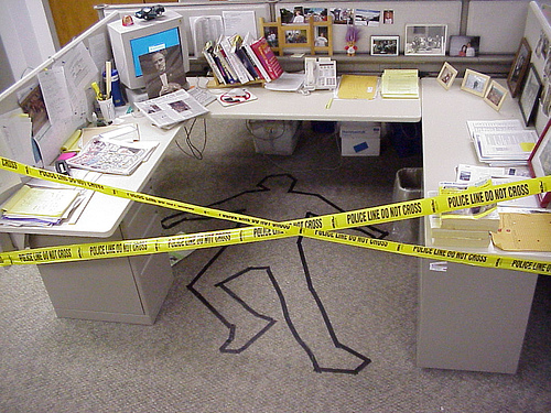 funny-office-desk-april-fools-prank-collegues-pranked-while-on-holiday.jpg