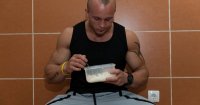 bodybuilder-eating-2.jpg